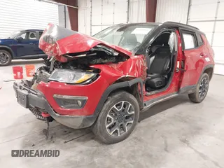 2021 Jeep Compass Trailhawk z VIN 3C4NJDDBXMT586981, wystawiony jako IAAI lot #42116028 z przebiegiem 70 317 mil mil oraz . Historia ofert i sprzedaży dostępna na DreamBid. Obrazek 2.