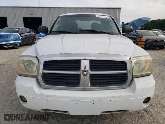 2005 Dodge Dakota SLT z VIN 1D7HW48N15S366026, wystawiony jako Copart lot #55510125 z przebiegiem 66 963 mil mil oraz Czysty tytuł • Clean title. Historia ofert i sprzedaży dostępna na DreamBid. Obrazek 5.