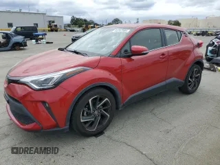 2021 Toyota C-HR LE z VIN JTNKHMBX2M1104830, wystawiony jako Copart lot #54757285 z przebiegiem 142 356 mil mil oraz Szkody całkowita. Historia ofert i sprzedaży dostępna na DreamBid. Obrazek 1.