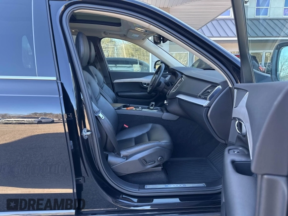2023 Volvo XC90 Core z VIN YV4L12PVXP1904480, wystawiony jako IAAI lot #41785052 z przebiegiem 144 584 mil mil oraz . Historia ofert i sprzedaży dostępna na DreamBid. Obrazek 5.