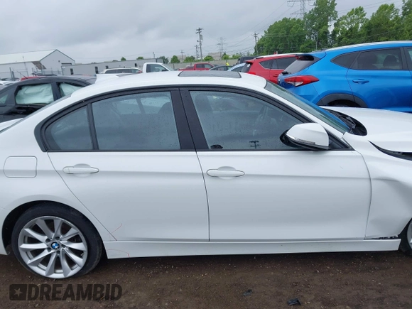 2018 BMW 3 Series 320i xDrive z VIN WBA8E5G5XJNU47665, wystawiony jako IAAI lot #42332838 z przebiegiem 97 821 mil mil oraz . Historia ofert i sprzedaży dostępna na DreamBid. Obrazek 13.