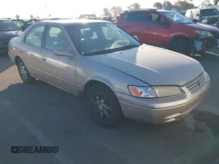 1998 Toyota Camry LE z VIN 4T1BF28K4WU057663, wystawiony jako IAAI lot #41329614 z przebiegiem 145 034 mil mil oraz . Historia ofert i sprzedaży dostępna na DreamBid. Obrazek 1.