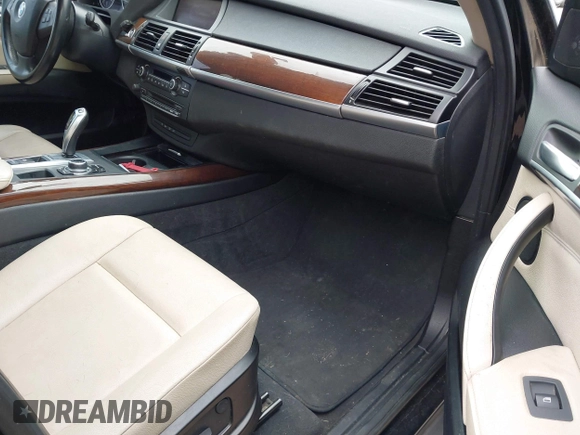 2012 BMW X5 35d z VIN 5UXZW0C55CL674191, wystawiony jako IAAI lot #41906713 z przebiegiem 143 687 mil mil oraz . Historia ofert i sprzedaży dostępna na DreamBid. Obrazek 5.