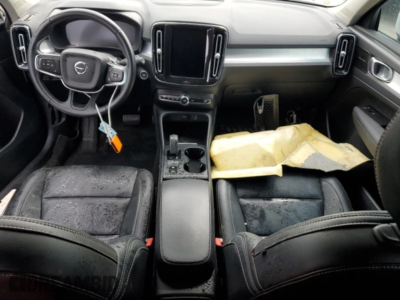 2021 Volvo XC40 Momentum z VIN YV4AC2HK5M2602249, wystawiony jako Copart lot #76351684 z przebiegiem Nie podano mil oraz Nie do naprawy • Non repairable. Historia ofert i sprzedaży dostępna na DreamBid. Obrazek 8.