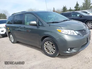 2013 Toyota Sienna XLE AAS z VIN 5TDYK3DC8DS318387, wystawiony jako IAAI lot #42146255 z przebiegiem 244 899 mil mil oraz . Historia ofert i sprzedaży dostępna na DreamBid. Obrazek 1.