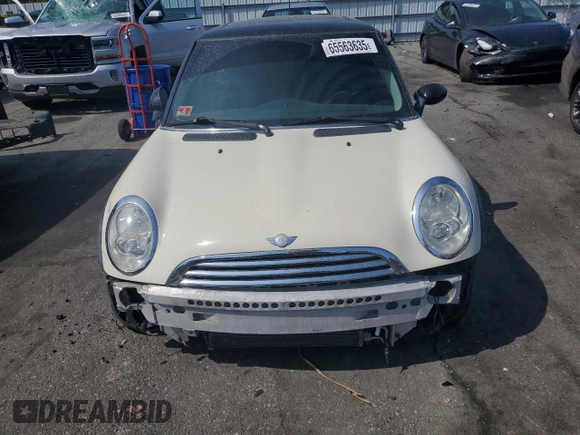 2005 MINI Hardtop with VIN WMWRC33585TK60334, listed as a Copart auction lot 65563635 with 122,758 mi miles and Clean title. Bid and sale history available at DreamBid. Image 5.