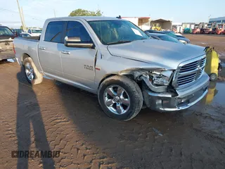 2017 Ram 1500 Big Horn z VIN 3C6RR6LT1HG640531, wystawiony jako IAAI lot #42411444 z przebiegiem 161 301 mil mil oraz . Historia ofert i sprzedaży dostępna na DreamBid. Obrazek 1.