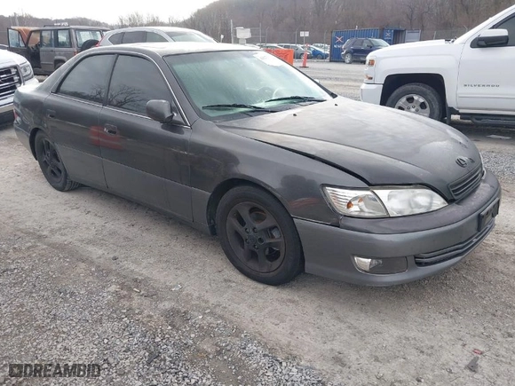 2000 Lexus ES 300 with VIN JT8BF28G6Y5083421, listed as a IAAI auction lot 41627556 with 192,531 mi miles. Bid and sale history available at carsss.com. Image 1.