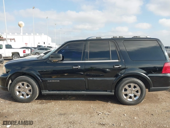 2005 Lincoln Navigator Luxury with VIN 5LMFU27515LJ18083, listed as a IAAI auction lot 41035901 with 172,467 mi miles. Bid and sale history available at carsss.com. Image 14.