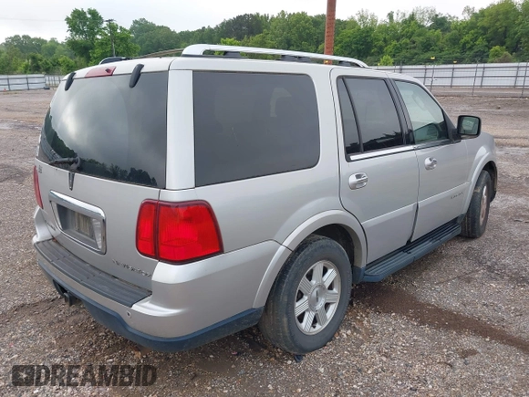 2005 Lincoln Navigator Luxury with VIN 5LMFU27585LJ15553, listed as a IAAI auction lot 42090461 with 243,871 mi miles. Bid and sale history available at carsss.com. Image 4.