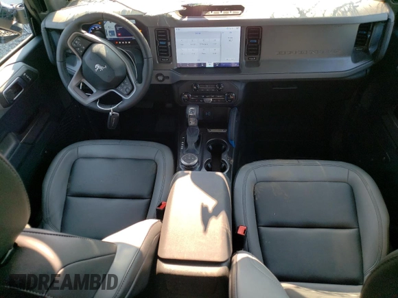 2024 Ford Bronco Black Diamond z VIN 1FMDE1BH2RLA55715, wystawiony jako Copart lot #69823114 z przebiegiem 1 476 mil mil oraz Szkoda całkowita • Salvage title. Historia ofert i sprzedaży dostępna na DreamBid. Obrazek 8.
