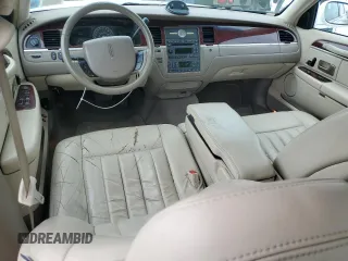 2005 Lincoln Town Car Signature z VIN 1LNHM81W75Y651123, wystawiony jako Copart lot #57106815 z przebiegiem 156 275 mil mil oraz Tytuł czysty. Historia ofert i sprzedaży dostępna na DreamBid. Obrazek 8.