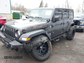2020 Jeep Wrangler Unlimited Sport z VIN 1C4HJXDN3LW164701, wystawiony jako IAAI lot #41200437 z przebiegiem 102 272 mil mil oraz . Historia ofert i sprzedaży dostępna na DreamBid. Obrazek 2.