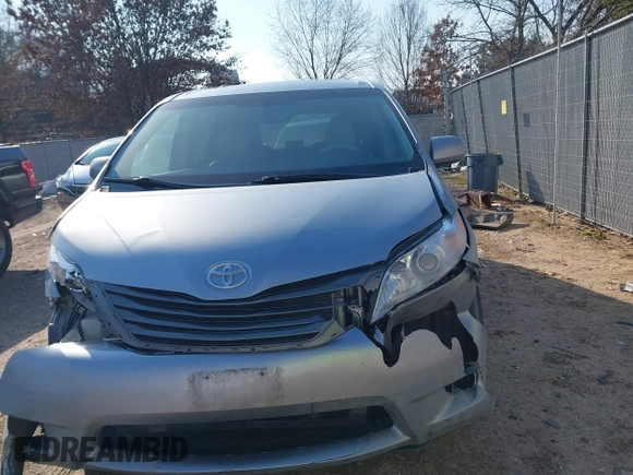 2013 Toyota Sienna XLE AAS with VIN 5TDYK3DC1DS391293, listed as a IAAI auction lot 41694041 with 181,913 mi miles. Bid and sale history available at carsss.com. Image 12.