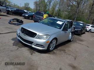 2013 Mercedes-Benz C 300 Sport z VIN WDDGF8AB7DA819850, wystawiony jako IAAI lot #42026423 z przebiegiem 245 097 mil mil oraz . Historia ofert i sprzedaży dostępna na DreamBid. Obrazek 17.