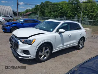 2020 Audi Q3 Premium z VIN WA1AECF39L1010852, wystawiony jako IAAI lot #39768583 z przebiegiem 100 414 mil mil oraz . Historia ofert i sprzedaży dostępna na DreamBid. Obrazek 2.