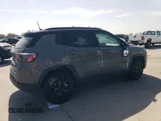 2023 Jeep Compass Altitude z VIN 3C4NJDBN2PT556911, wystawiony jako Copart lot #47703495 z przebiegiem 36 092 mil mil oraz Szkoda całkowita • Salvage title. Historia ofert i sprzedaży dostępna na DreamBid. Obrazek 3.