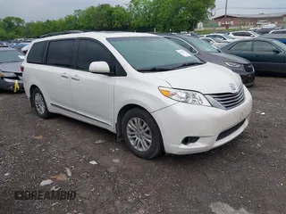 2017 Toyota Sienna XLE Auto Access Seat with VIN 5TDYZ3DC5HS881818, listed as a IAAI auction lot 42122771 with 101,982 mi miles. Bid and sale history available at carsss.com. Image 1.