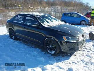 2014 Volkswagen Jetta SE z VIN 3VWD17AJ9EM241457, wystawiony jako IAAI lot #41588847 z przebiegiem 172 372 mil mil oraz . Historia ofert i sprzedaży dostępna na DreamBid. Obrazek 1.