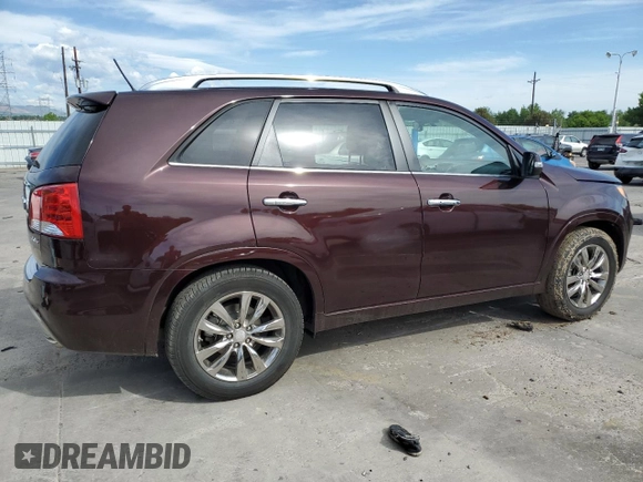 2013 Kia Sorento SX z VIN 5XYKWDA22DG389884, wystawiony jako Copart lot #58813735 z przebiegiem 101 567 mil mil oraz Szkoda całkowita • Salvage title. Historia ofert i sprzedaży dostępna na DreamBid. Obrazek 3.