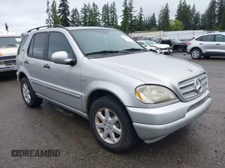 2001 Mercedes-Benz M 320/430/500 z VIN 4JGAB72E31A223964, wystawiony jako IAAI lot #42282613 z przebiegiem 162 730 mil mil oraz . Historia ofert i sprzedaży dostępna na DreamBid. Obrazek 1.