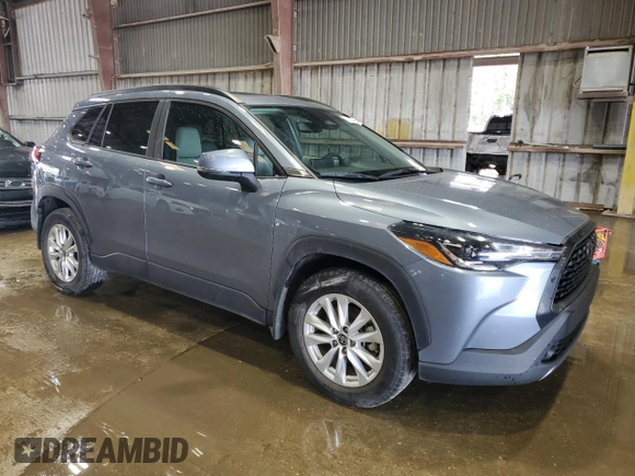 2023 Toyota Corolla Cross LE z VIN 7MUBAAAG4PV042580, wystawiony jako Copart lot #60788025 z przebiegiem 59 576 mil mil oraz Szkoda całkowita • Salvage title. Historia ofert i sprzedaży dostępna na DreamBid. Obrazek 4.
