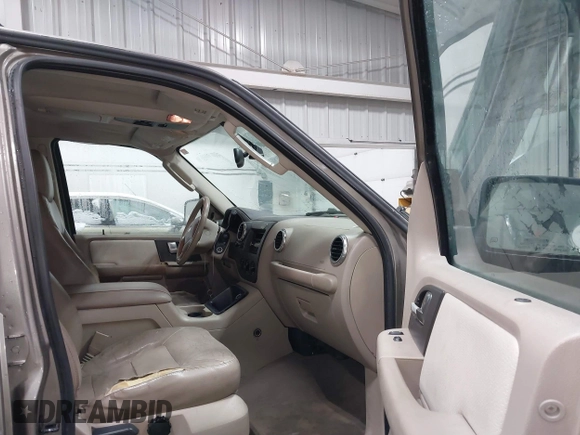 2003 Ford Expedition Special Service with VIN 1FMPU15L43LC37911, listed as a IAAI auction lot 41220050 with 221,976 mi miles. Bid and sale history available at carsss.com. Image 5.