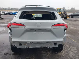 2023 Toyota Corolla Cross XLE z VIN 7MUDAABG0PV077852, wystawiony jako IAAI lot #41313640 z przebiegiem 23 201 mil mil oraz . Historia ofert i sprzedaży dostępna na DreamBid. Obrazek 6.