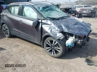 2020 Nissan Kicks SV z VIN 3N1CP5CVXLL550975, wystawiony jako IAAI lot #41895472 z przebiegiem 64 147 mil mil oraz . Historia ofert i sprzedaży dostępna na DreamBid. Obrazek 1.