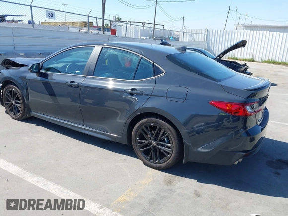 2025 Toyota Camry LE z VIN 4T1DAACK8SU570482, wystawiony jako IAAI lot #42152727 z przebiegiem 4 625 mil mil oraz . Historia ofert i sprzedaży dostępna na DreamBid. Obrazek 3.