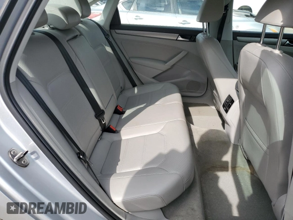 2014 Volkswagen Passat SE z VIN 1VWBT7A30EC076841, wystawiony jako Copart lot #52970685 z przebiegiem 142 628 mil mil oraz Szkoda całkowita • Salvage title. Historia ofert i sprzedaży dostępna na DreamBid. Obrazek 10.