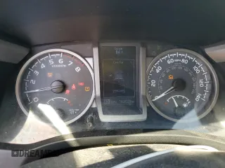2017 Toyota Tacoma SR5 z VIN 5TFDZ5BN0HX025190, wystawiony jako Copart lot #53604695 z przebiegiem 163 039 mil mil oraz Szkoda całkowita • Salvage title. Historia ofert i sprzedaży dostępna na DreamBid. Obrazek 9.