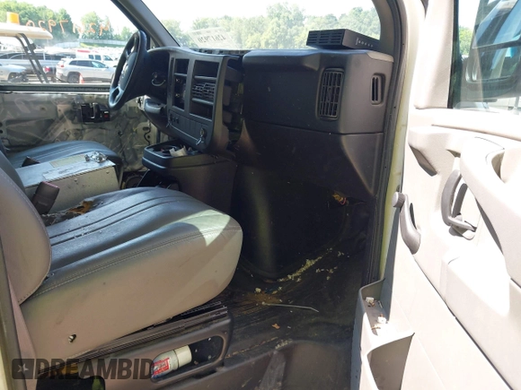 2013 Chevrolet Express Cargo z VIN 1GCWGFBA8D1101785, wystawiony jako IAAI lot #42617920 z przebiegiem 164 366 mil mil oraz . Historia ofert i sprzedaży dostępna na DreamBid. Obrazek 5.