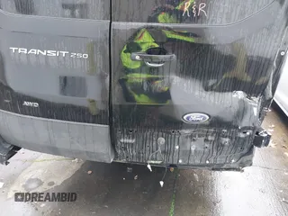2022 Ford Transit Cargo z VIN 1FTBR3U85NKA64644, wystawiony jako IAAI lot #41006811 z przebiegiem 101 658 mil mil oraz . Historia ofert i sprzedaży dostępna na DreamBid. Obrazek 20.