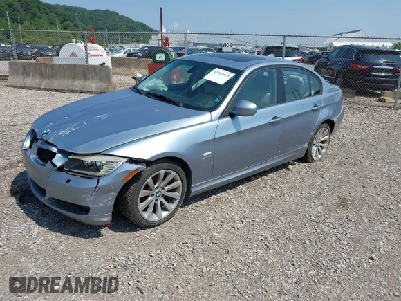 2011 BMW 3 Series 328i xDrive z VIN WBAPK5G56BNN31231, wystawiony jako IAAI lot #42463929 z przebiegiem 144 939 mil mil oraz . Historia ofert i sprzedaży dostępna na DreamBid. Obrazek 2.
