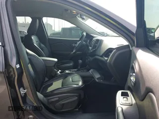 2019 Jeep Cherokee Latitude Plus with VIN 1C4PJLLB2KD403502, listed as a IAAI auction lot 42026964 with 57,000 mi miles and . Bid and sale history available at DreamBid. Image 5.