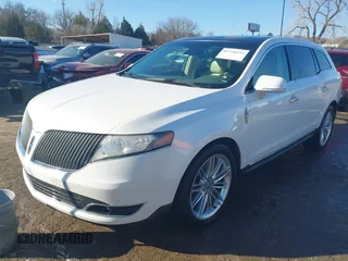 2014 Lincoln MKT EcoBoost z VIN 2LMHJ5AT9EBL52165, wystawiony jako IAAI lot #41246424 z przebiegiem 154 332 mil mil oraz . Historia ofert i sprzedaży dostępna na DreamBid. Obrazek 2.