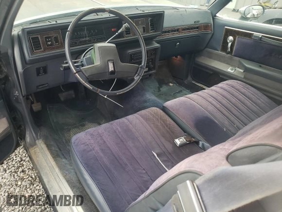1983 Oldsmobile Cutlass Supreme z VIN 1G3AR47A1DM520447, wystawiony jako Copart lot #58216235 z przebiegiem 88 361 mil mil oraz Szkoda całkowita • Salvage title. Historia ofert i sprzedaży dostępna na DreamBid. Obrazek 8.