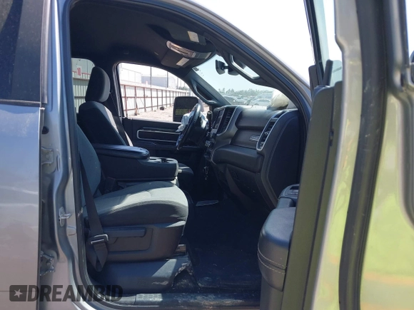 2024 Ram 2500 Big Horn z VIN 3C6UR5DL3RG153710, wystawiony jako IAAI lot #41858085 z przebiegiem 36 985 mil mil oraz . Historia ofert i sprzedaży dostępna na DreamBid. Obrazek 5.