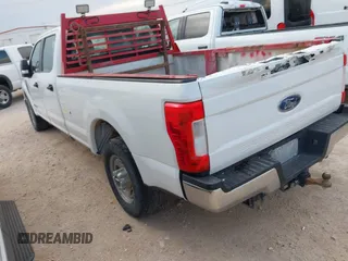 2018 Ford F-350 XL z VIN 1FT7W3AT6JEC70670, wystawiony jako IAAI lot #42365675 z przebiegiem 208 795 mil mil oraz . Historia ofert i sprzedaży dostępna na DreamBid. Obrazek 3.