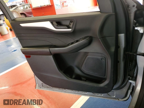 2022 Ford Escape SE z VIN 1FMCU9G6XNUB33179, wystawiony jako IAAI lot #42793652 z przebiegiem 44 194 mil mil oraz . Historia ofert i sprzedaży dostępna na DreamBid. Obrazek 2.