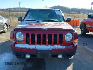 2017 Jeep Patriot Sport z VIN 1C4NJPBA4HD209814, wystawiony jako IAAI lot #41581964 z przebiegiem 56 398 mil mil oraz . Historia ofert i sprzedaży dostępna na DreamBid. Obrazek 13.