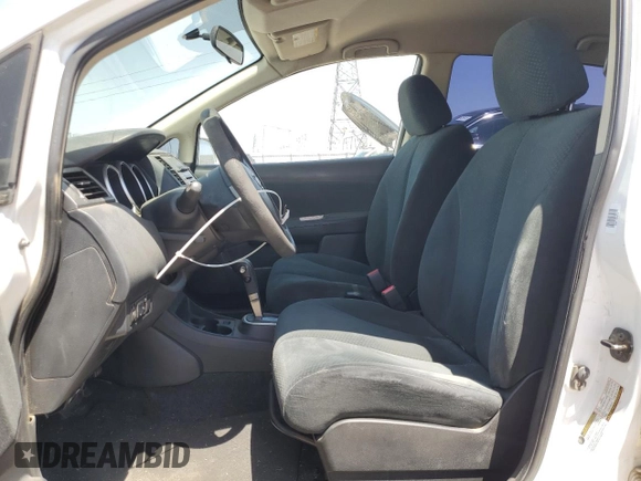2010 Nissan Versa S z VIN 3N1BC1CP3AL369134, wystawiony jako Copart lot #54437395 z przebiegiem 236 643 mil mil oraz Szkoda całkowita • Salvage title. Historia ofert i sprzedaży dostępna na DreamBid. Obrazek 7.