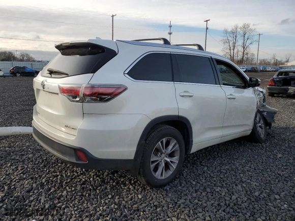 2014 Toyota Highlander XLE with VIN 5TDJKRFH2ES058289, listed as a Copart auction lot 46473015 with 105,169 mi miles and Salvage Title. Bid and sale history available at carsss.com. Image 3.