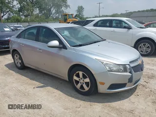 2014 Chevrolet Cruze 1LT z VIN 1G1PC5SB6E7305530, wystawiony jako IAAI lot #42436411 z przebiegiem 149 885 mil mil oraz . Historia ofert i sprzedaży dostępna na DreamBid. Obrazek 1.