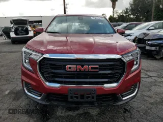 2024 GMC Terrain SLE z VIN 3GKALTEG5RL384672, wystawiony jako Copart lot #53125205 z przebiegiem 13 736 mil mil oraz Szkody całkowita. Historia ofert i sprzedaży dostępna na DreamBid. Obrazek 5.