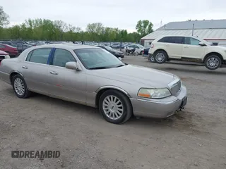 2003 Lincoln Town Car Signature z VIN 1LNHM82W03Y615785, wystawiony jako IAAI lot #42158434 z przebiegiem 121 311 mil mil oraz . Historia ofert i sprzedaży dostępna na DreamBid. Obrazek 1.