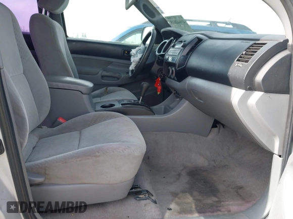 2010 Toyota Tacoma PreRunner z VIN 5TEJU4GN0AZ730557, wystawiony jako IAAI lot #41642019 z przebiegiem 196 355 mil mil oraz . Historia ofert i sprzedaży dostępna na DreamBid. Obrazek 5.