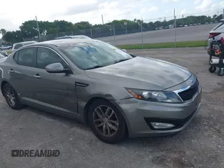 2013 Kia Optima LX z VIN 5XXGM4A74DG147688, wystawiony jako IAAI lot #42127503 z przebiegiem 148 705 mil mil oraz . Historia ofert i sprzedaży dostępna na DreamBid. Obrazek 1.