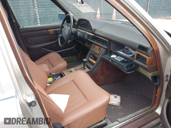 1987 Mercedes-Benz 560 with VIN WDBCA39D5HA357048, listed as a IAAI auction lot 41672343 with 151,635 mi miles and . Bid and sale history available at DreamBid. Image 5.